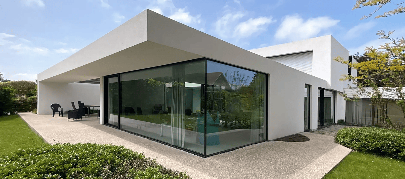 Architektenhaus mit großer Glasfront und Roofetics®